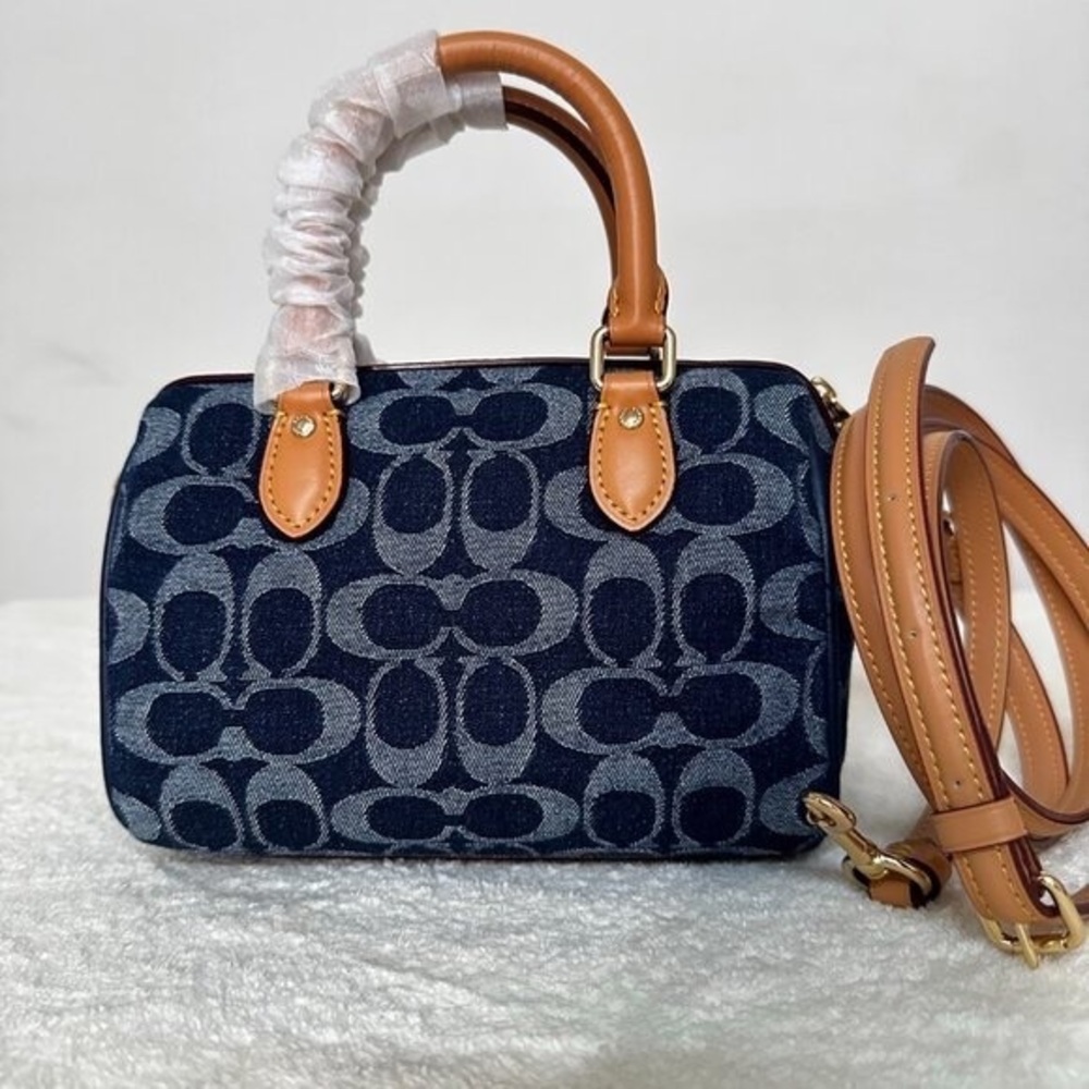 Coach bag, can be worn crossbody or carried by hand, blue bag - Picture 3 of 7